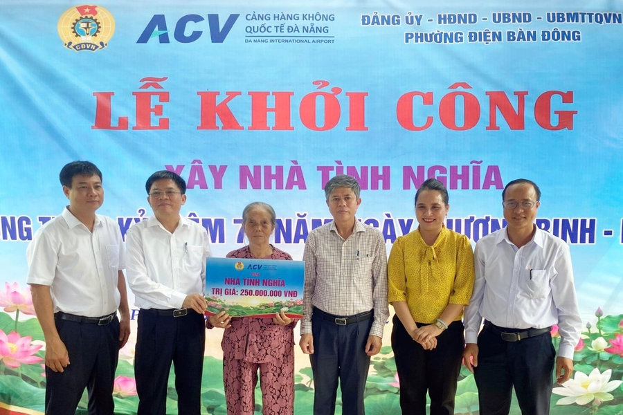 Cảng Hàng không quốc tế Đà Nẵng hỗ trợ 250 triệu đồng xây nhà tình nghĩa cho thân nhân liệt sĩ