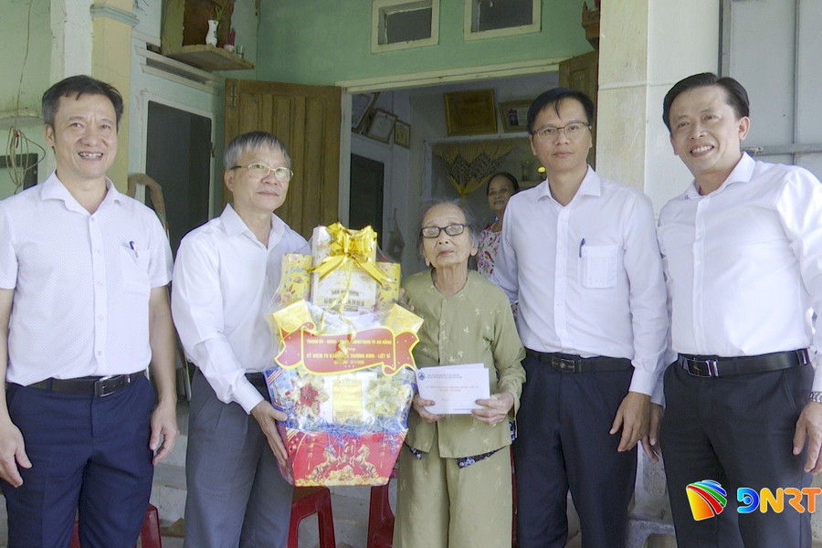 Chủ tịch HĐND thành phố Nguyễn Đức Dũng dâng hương tri ân anh hùng liệt sĩ, tặng quà Bà mẹ Việt Nam anh hùng