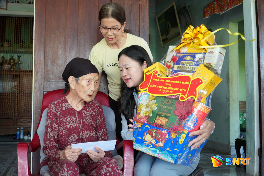 Sở Nội vụ Đà Nẵng thăm gia đình chính sách tại xã Thăng Phú