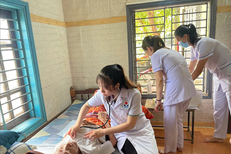 Khám sức khỏe tại nhà cho đối tượng chính sách phường Liên Chiểu