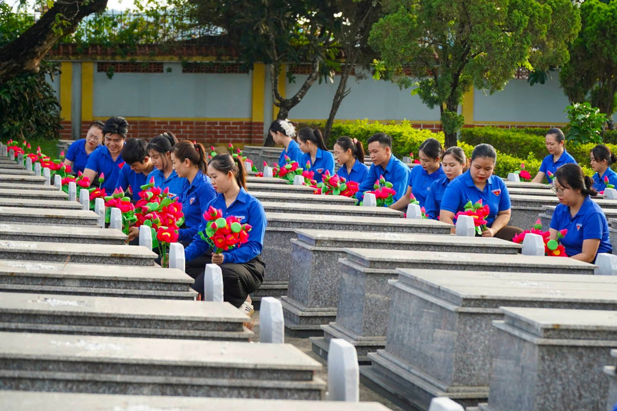 Tuổi trẻ “Uống nước nhớ nguồn”
