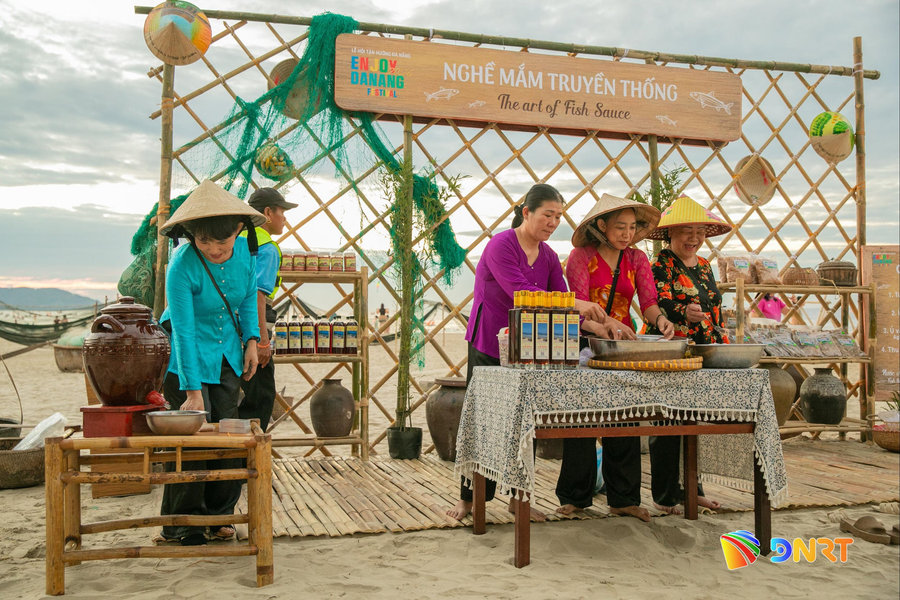 Man Thai fish market experience attracts visitors