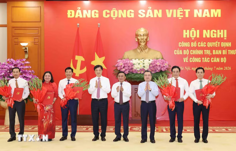Công bố các quyết định của Bộ Chính trị, Ban Bí thư về công tác cán bộ