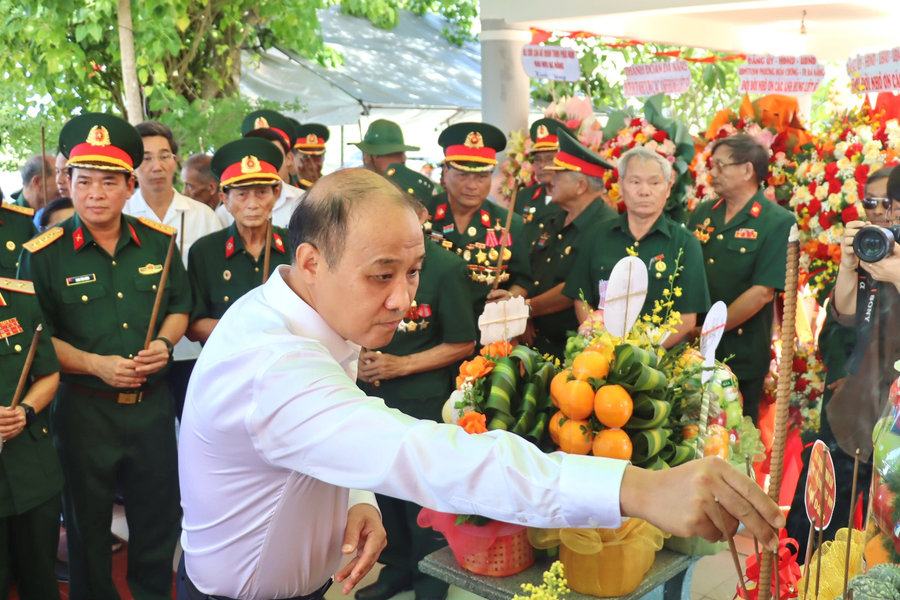 Lãnh đạo thành phố dâng hương tưởng niệm anh hùng liệt sĩ đặc công - biệt động thành Đà Nẵng