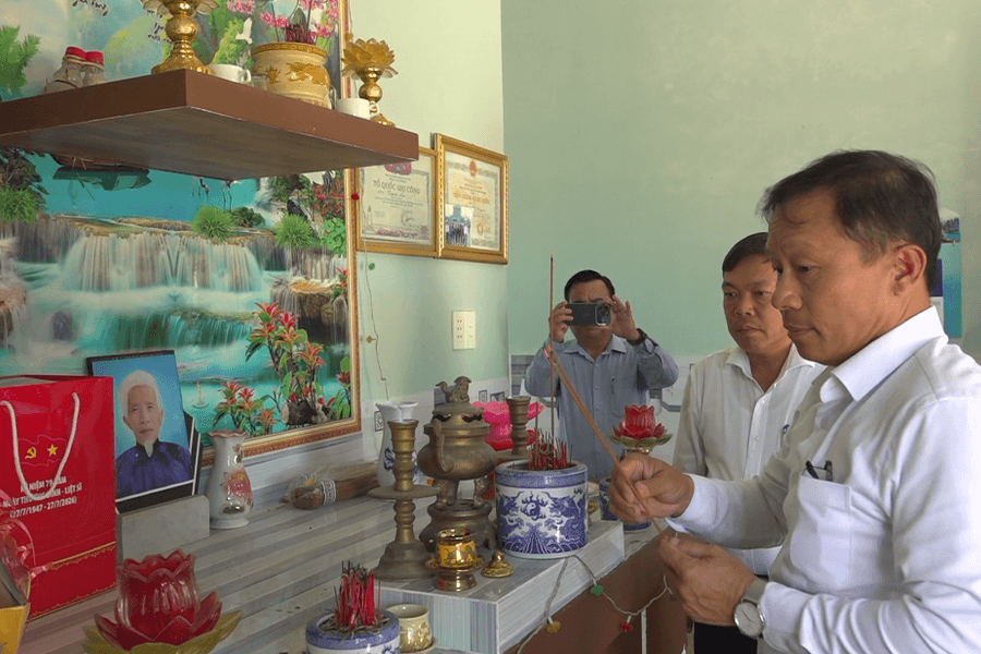 Trưởng ban Tổ chức Thành ủy Đà Nẵng thăm gia đình chính sách và người có công xã Thăng An