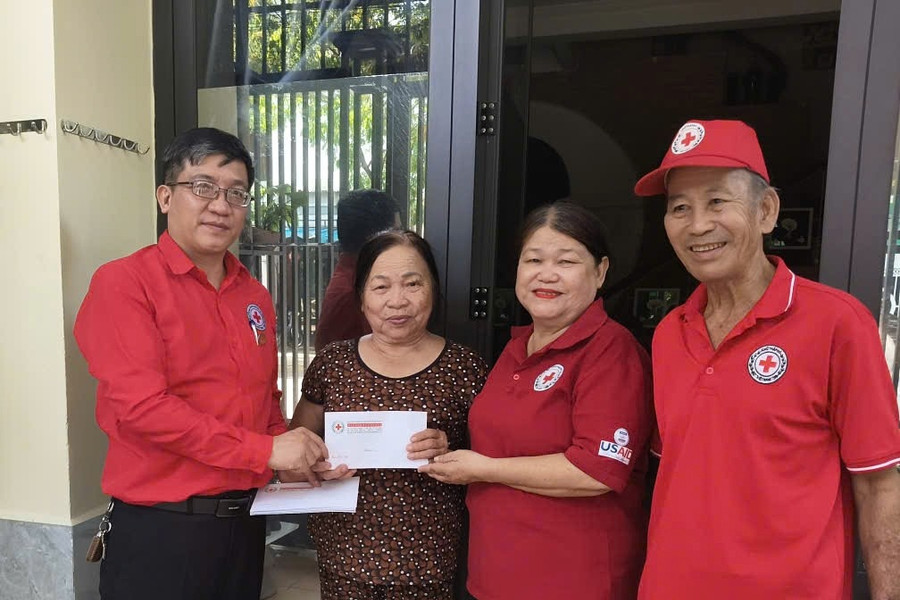 Trích tiền túi xây nhà cho người có công