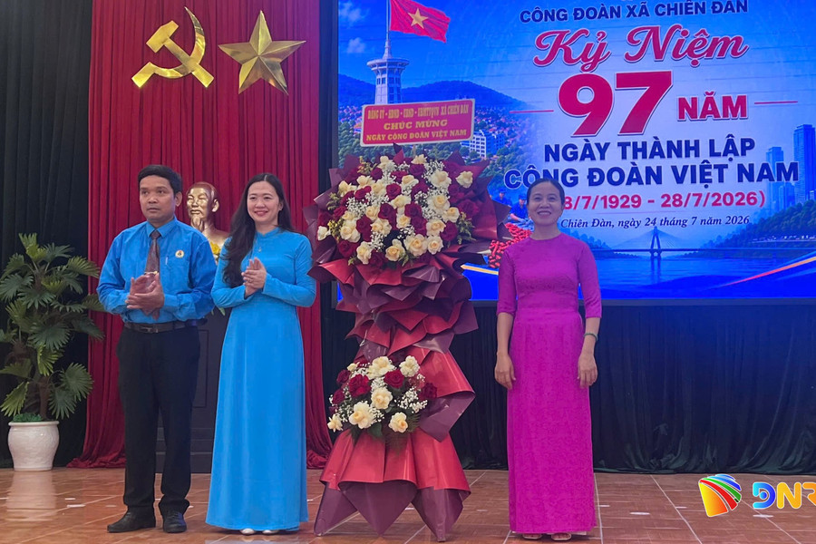 Trao tặng 400 suất quà nhân kỷ niệm 97 năm ngày thành lập Công đoàn Việt Nam (28/7)