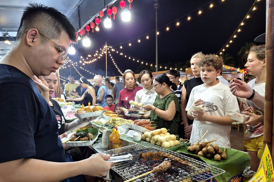 Seaside food attracts tourists at Enjoy Da Nang Festival