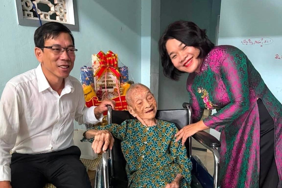 Lãnh đạo Ban Tuyên giáo và Dân vận Thành ủy tặng quà gia đình chính sách tại xã Tiên Phước