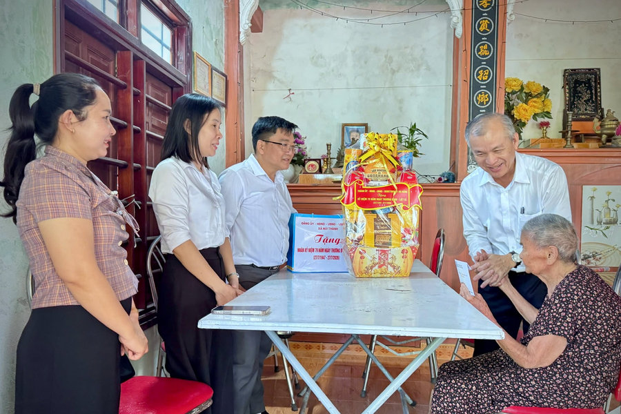Lãnh đạo Ủy ban Kiểm tra Thành ủy tri ân gia đình chính sách tại xã Núi Thành