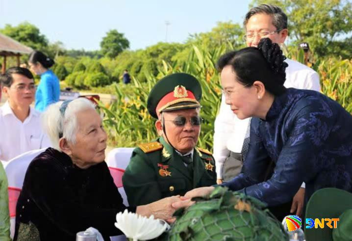 Ngàn trái tim hóa thành đóa cúc trắng tri ân