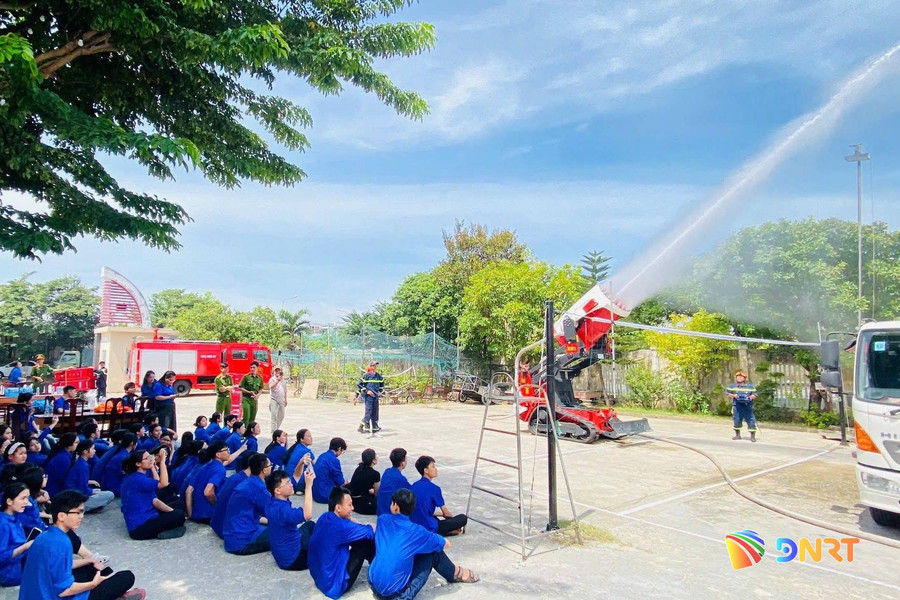 Tuổi trẻ phường Hòa Xuân trải nghiệm “Một ngày làm lính cứu hỏa”