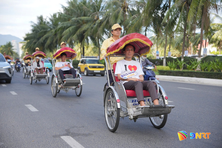 Tăng nhận diện thương hiệu Đà Nẵng qua đồng phục đội xe xích lô du lịch