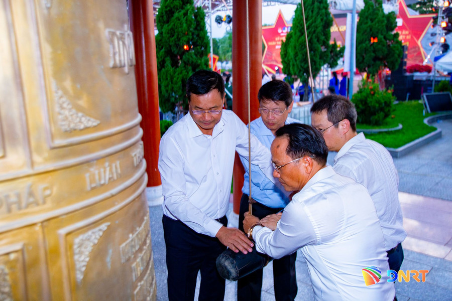 Xúc động lễ thắp nến tri ân các anh hùng liệt sĩ