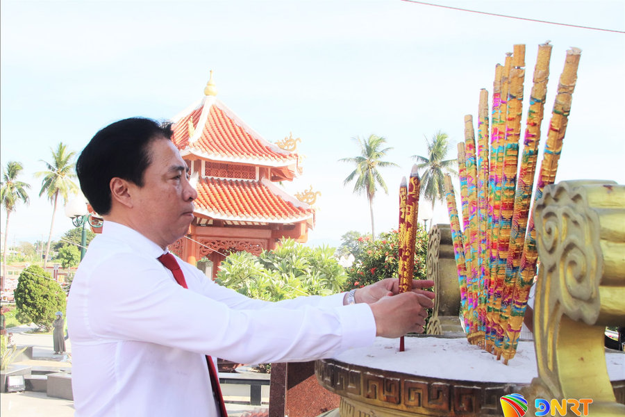 Lãnh đạo thành phố Đà Nẵng dâng hương tri ân các anh hùng liệt sĩ, các Mẹ Việt Nam anh hùng