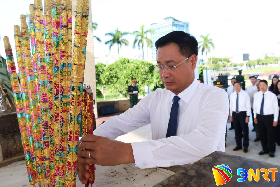 Lãnh đạo thành phố Đà Nẵng dâng hương tưởng niệm các anh hùng liệt sĩ