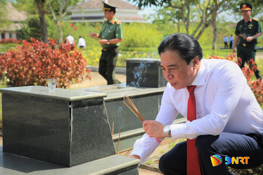 Lãnh đạo thành phố Đà Nẵng dâng hương tại Nghĩa trang liệt sĩ và Tượng đài Mẹ Việt Nam anh hùng