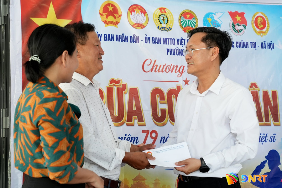 Ấm áp "Bữa cơm tri ân" ở phường Hương Trà
