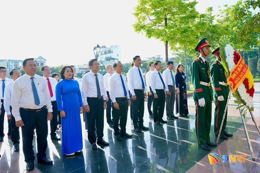 Lãnh đạo thành phố Đà Nẵng dâng hương tri ân các anh hùng liệt sĩ và nghĩa sĩ