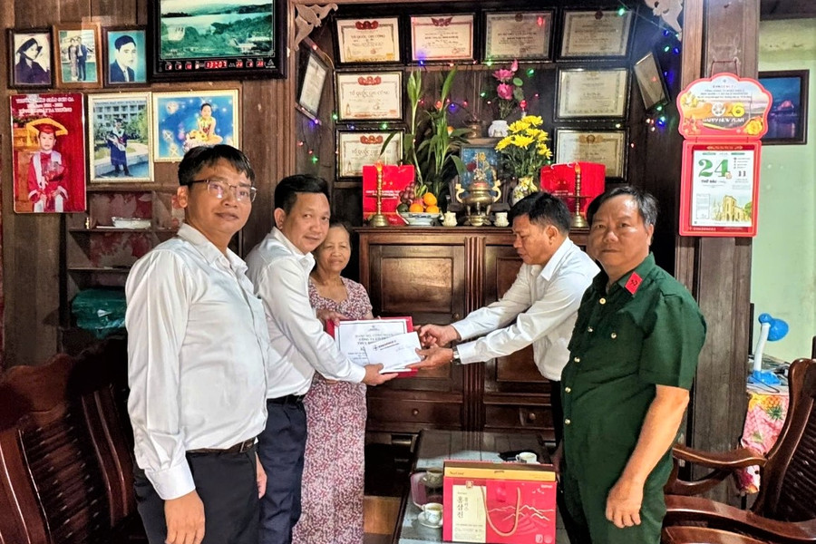 Công ty Cổ phần Thủy điện A Vương thăm, tặng quà gia đình chính sách