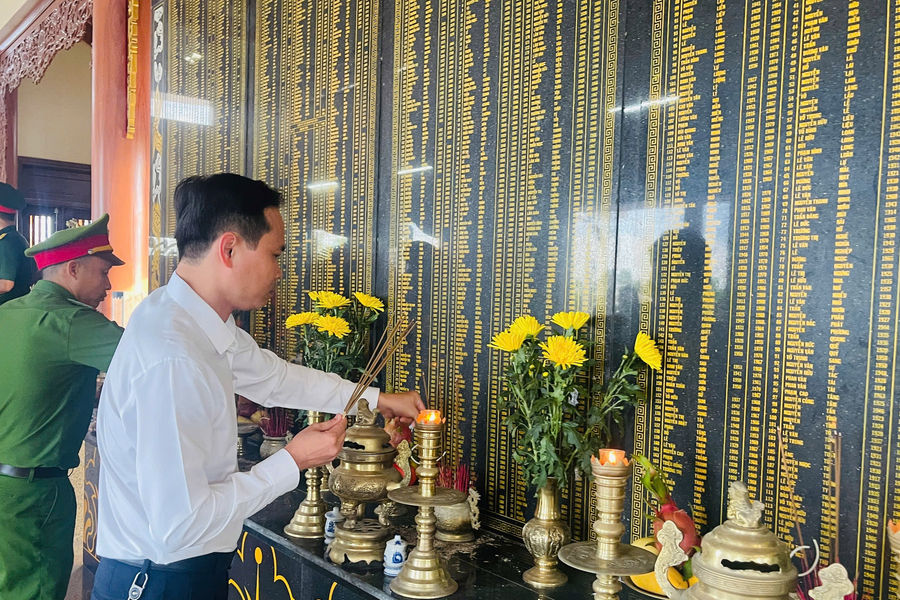 Lãnh đạo Đoàn đại biểu Quốc hội thành phố Đà Nẵng dâng hương, tặng quà người có công tại Thăng Bình