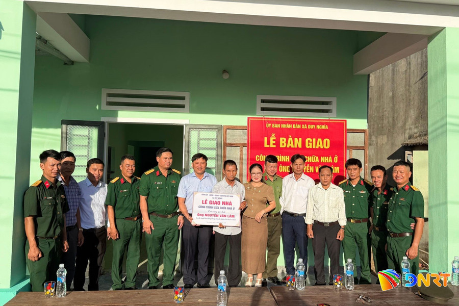Duy Nghĩa bàn giao 2 nhà ở cho gia đình chính sách