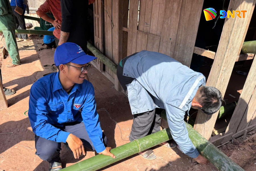 Xung kích hỗ trợ người dân trước mùa mưa bão