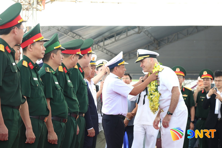 Đoàn tàu sân bay Hải quân Hoa Kỳ thăm thành phố Đà Nẵng