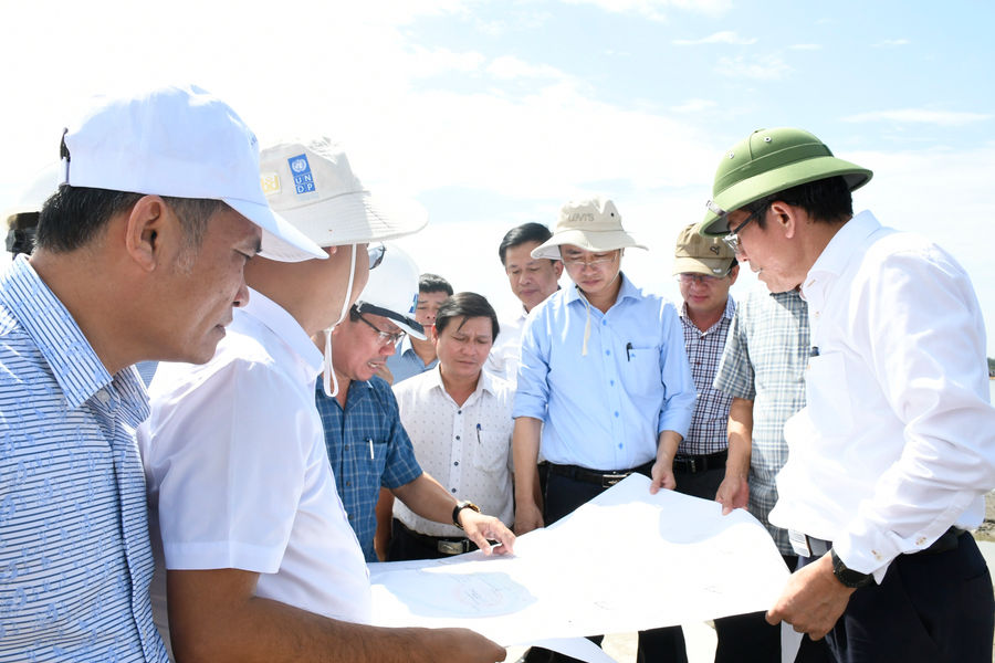 Dự án nâng cấp, mở rộng khu neo đậu tránh trú bão cho tàu cá An Hòa kết hợp cảng cá Tam Quang: Đẩy nhanh tiến độ thi công, đưa vào sử dụng trước mùa mưa bão