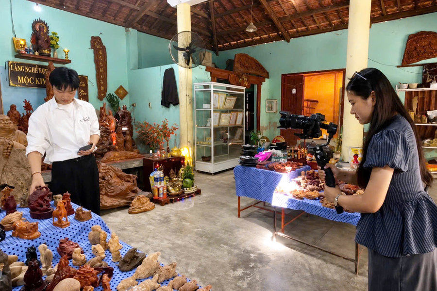 Những người kể chuyện quê hương