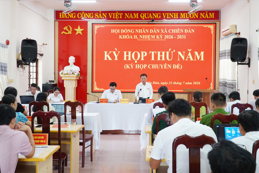 HĐND xã Chiên Đàn giao số lượng người làm việc hưởng lương từ ngân sách cho giáo dục, y tế