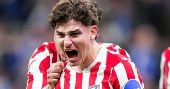 Barcelona phớt lờ đơn kiện của Atletico Madrid để quyết chiêu mộ Julian Alvarez