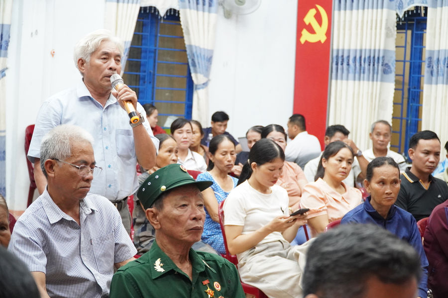 Lãnh đạo xã Hiệp Đức lắng nghe dân nói