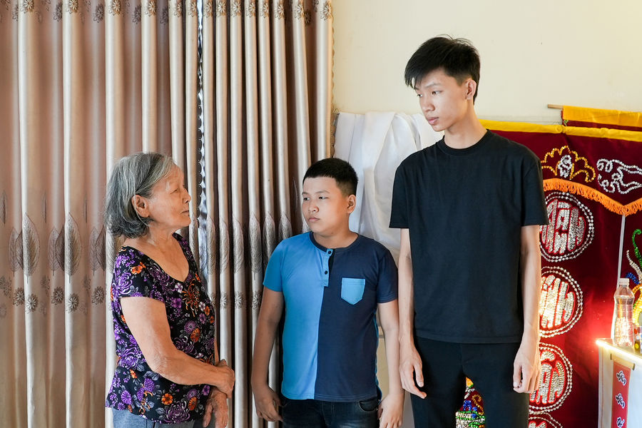 Hai anh em mồ côi cần được tiếp sức đến trường