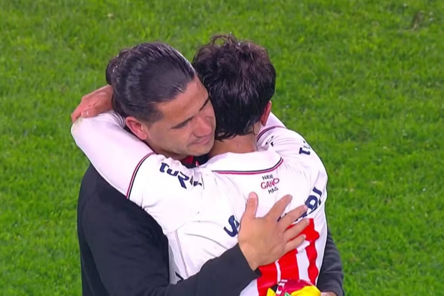Cha con nhà Dos Santos ôm nhau bật khóc trong ngày đối đầu tại giải vô địch Uruguay