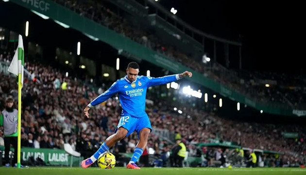 Mourinho biến Alexander-Arnold thành tiền vệ: Giải mã bài toán Dumfries tại Real Madrid