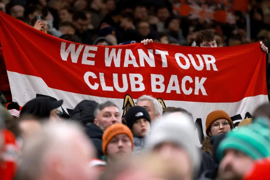 Manchester United xin lỗi cổ động viên vì sai sót trong chiến dịch triệt phá vé chợ đen