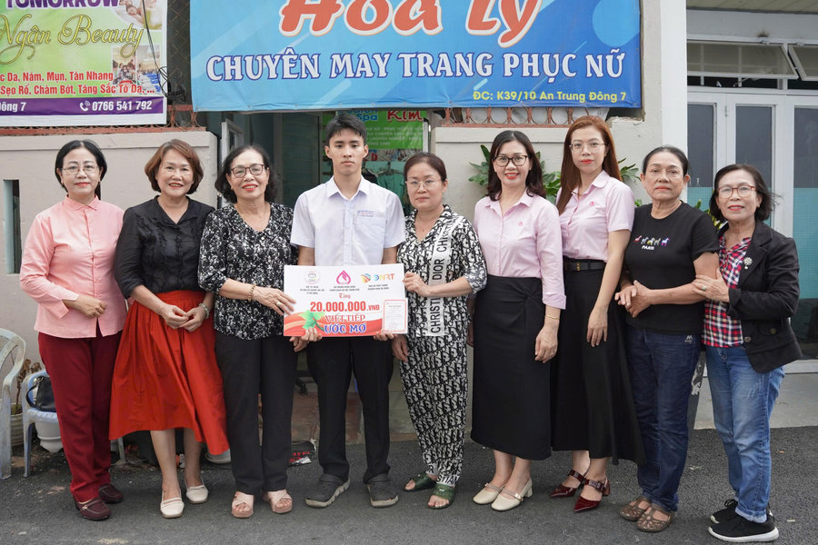 “Viết tiếp ước mơ” đến trường