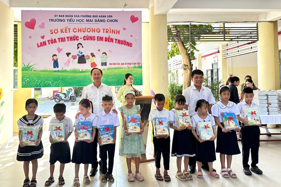 Trao tri thức, nâng bước đến trường