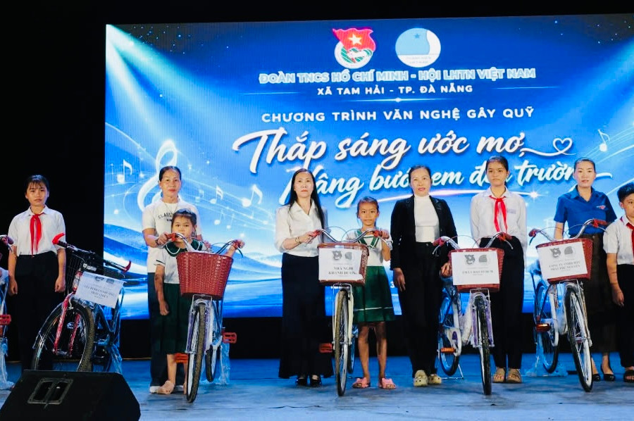 Tiếp sức học sinh khó khăn trước thềm năm học mới