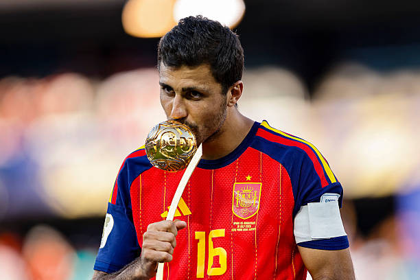 Real Madrid đối mặt nguy cơ mất Rodri vào tay Barcelona vì sự chần chừ đắt giá nơi tuyến giữa