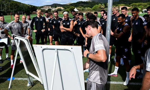 Newcastle đối mặt sóng gió Ngoại hạng Anh khi bán Bruno Guimaraes và đặt cược vào Jaissle