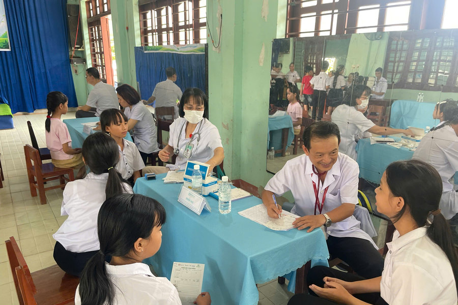 Thu hút, giữ chân bác sĩ cho y tế cơ sở