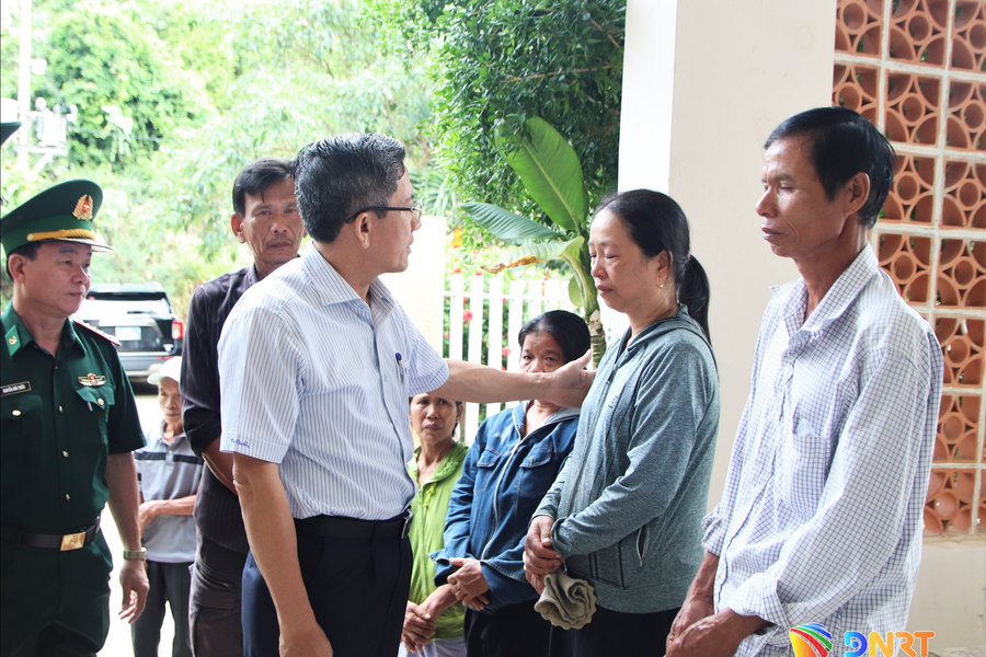 Phó Chủ tịch UBND thành phố Đà Nẵng Trần Nam Hưng thăm, động viên gia đình có nạn nhân bị sóng cuốn tại Mũi Nghê