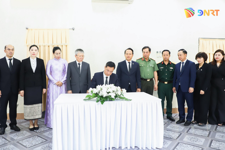 Da Nang leaders pay tribute to Lao National Assembly Chairman at Lao Consulate