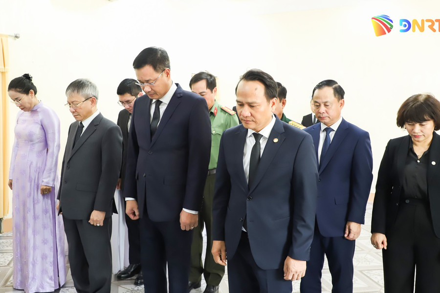 Đoàn lãnh đạo thành phố viếng Chủ tịch Quốc hội Lào Xaysomphone Phomvihane tại Tổng Lãnh sự quán Lào ở Đà Nẵng
