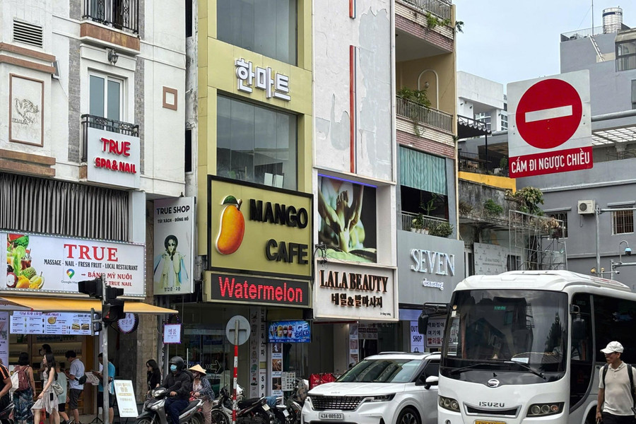 Khắc phục tình trạng biển hiệu quảng cáo sai quy định