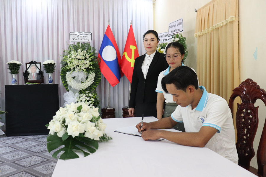 Sinh viên Lào gửi trọn niềm tiếc thương về quê hương