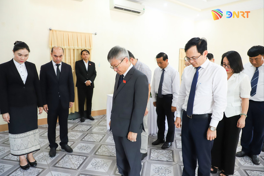 Đoàn lãnh đạo thành phố viếng đồng chí Xaysomphone Phomvihane tại Tổng Lãnh sự quán Lào ở Đà Nẵng