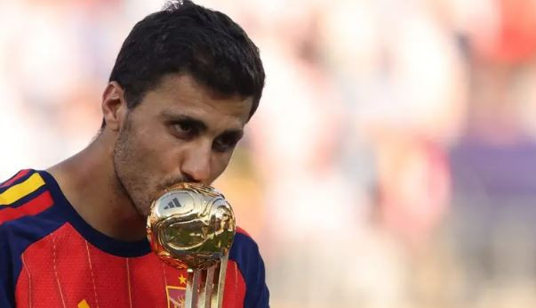 Barcelona vượt mặt Real Madrid chiêu mộ Rodri: Bước ngoặt xoay chuyển quyền lực Siêu kinh điển